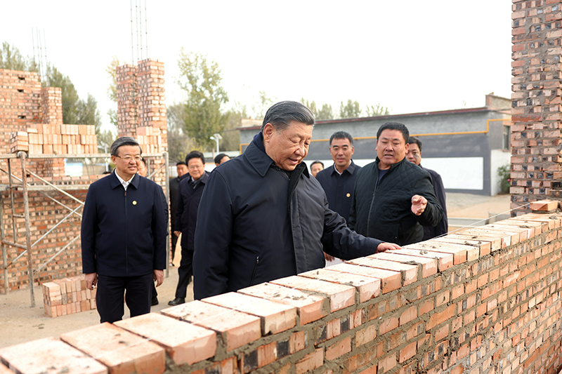 2023年11月10日，，，，习近平总书记在河北保定涿州市刁窝镇万全庄村衡宇重修施工现场考察。。。。