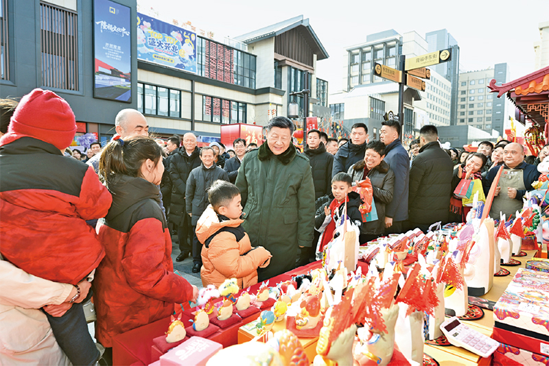 2026年2月9日至10日，，中共中央总书记、国家主席、中央军委主席习近平在北京考察并探望慰问下层干部群众。。这是10日上午，，习近平在东城区隆福寺街区新春墟市考察时，，同现场群众亲热交流。。